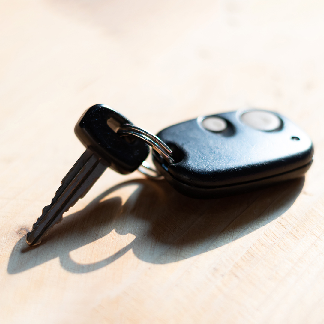 Porte-clef avec clé de voiture et télécommande pour portail motorisé