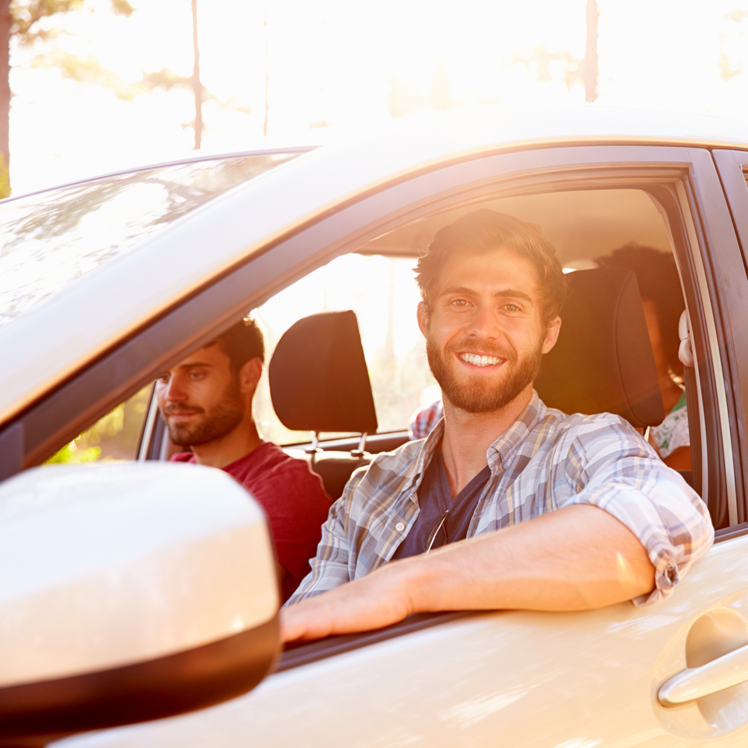 Homme souriant qui n’a pas besoin de sortir de voiture pour ouvrir son portail