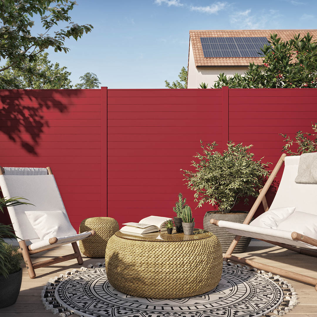 Clôture en aluminium CONCARNEAU – Lames pleines 90mm – Rouge (RAL3004)