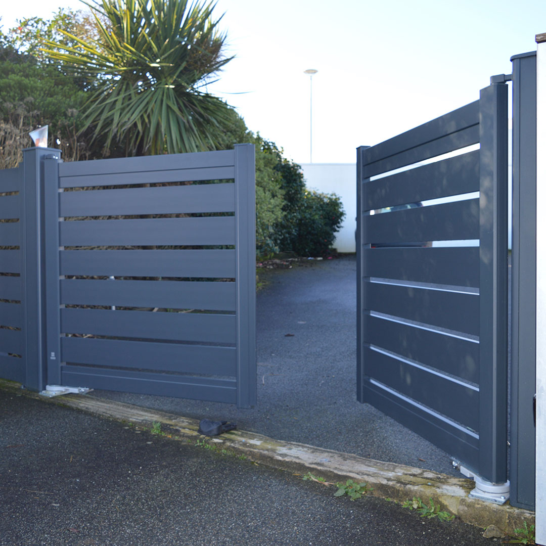 Portail battant motorisation à bras ajouré en aluminium BONO – RAL 7016