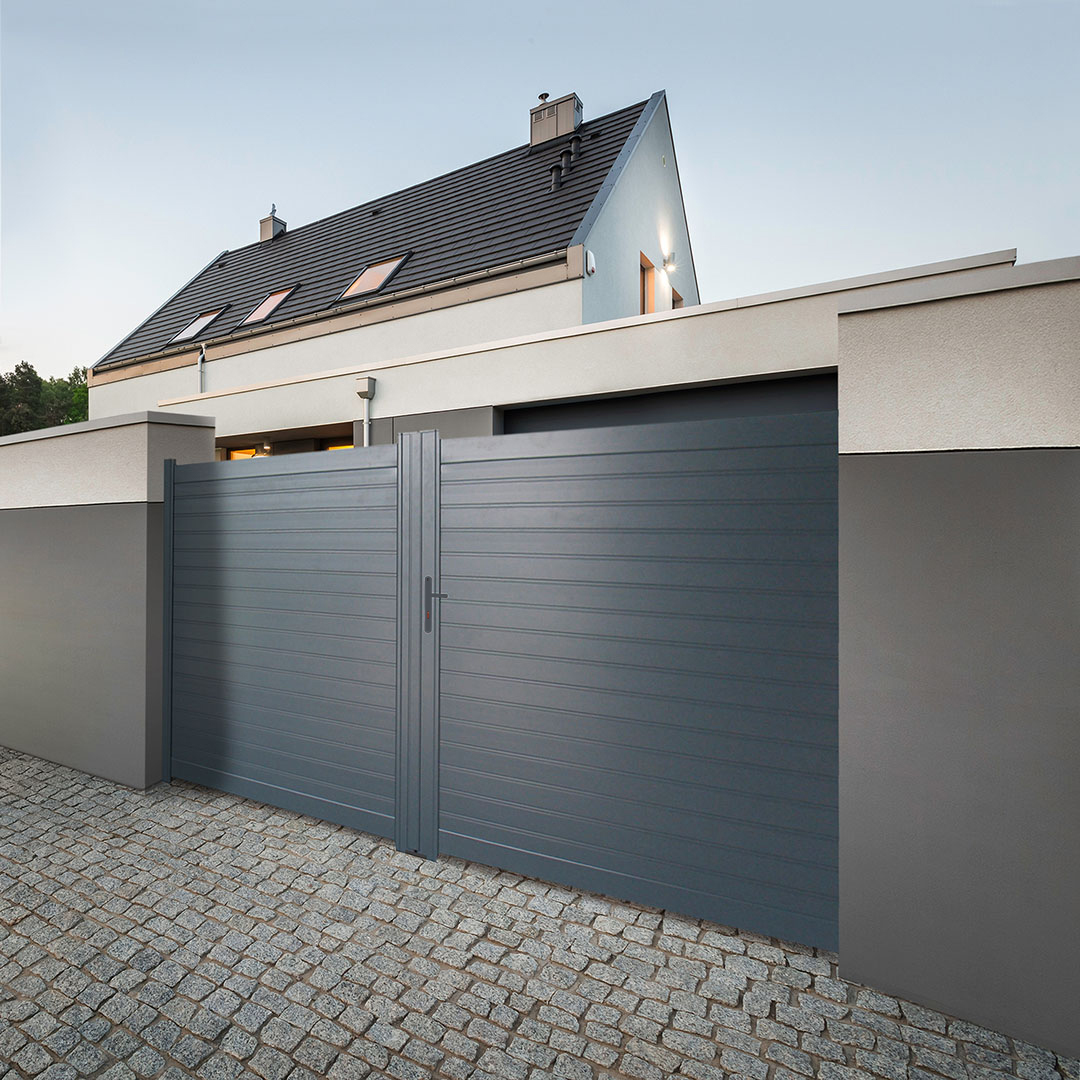 Portail plein battant en aluminium CONCARNEAU – Gris zinc RAL7016T