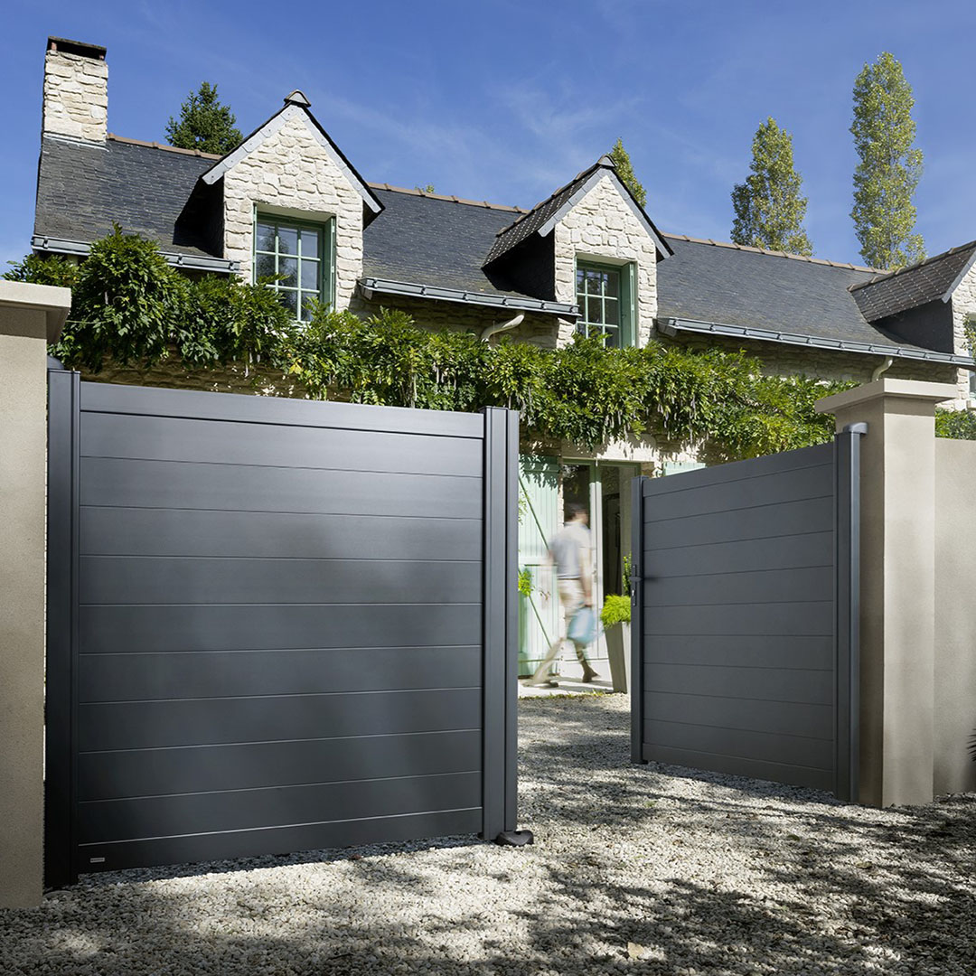 Portail battant plein en aluminium LAO - Gris zinc (RAL7016)