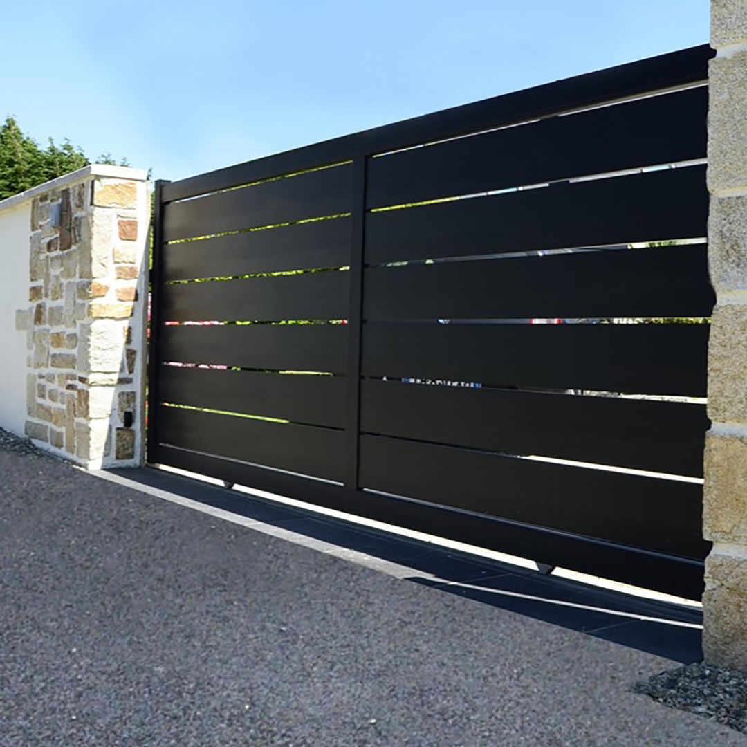 Portail coulissant ajouré en aluminium BONO – Noir (RAL 9005)