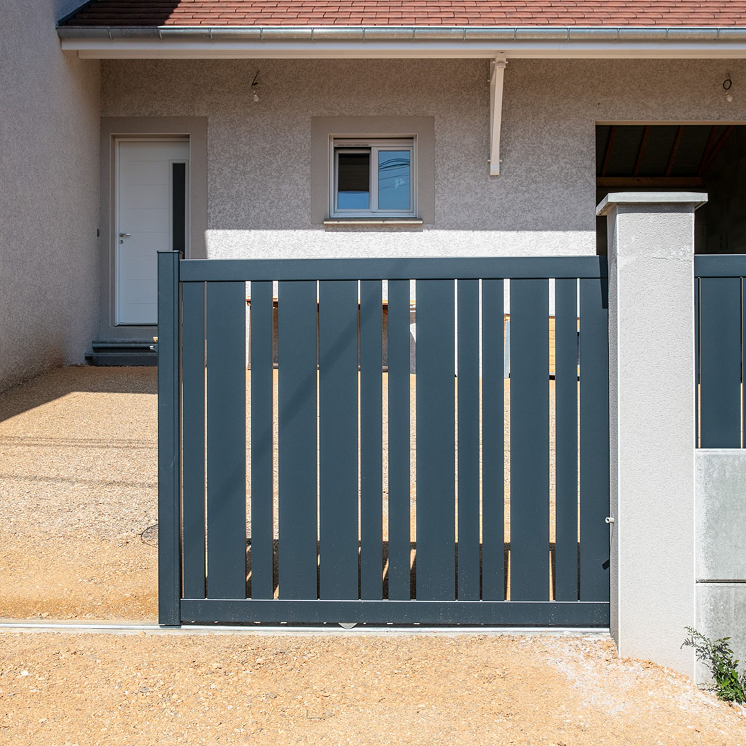 Portail Coulissant ajouré vertical en aluminium KALY – Gris zinc (RAL 7016)