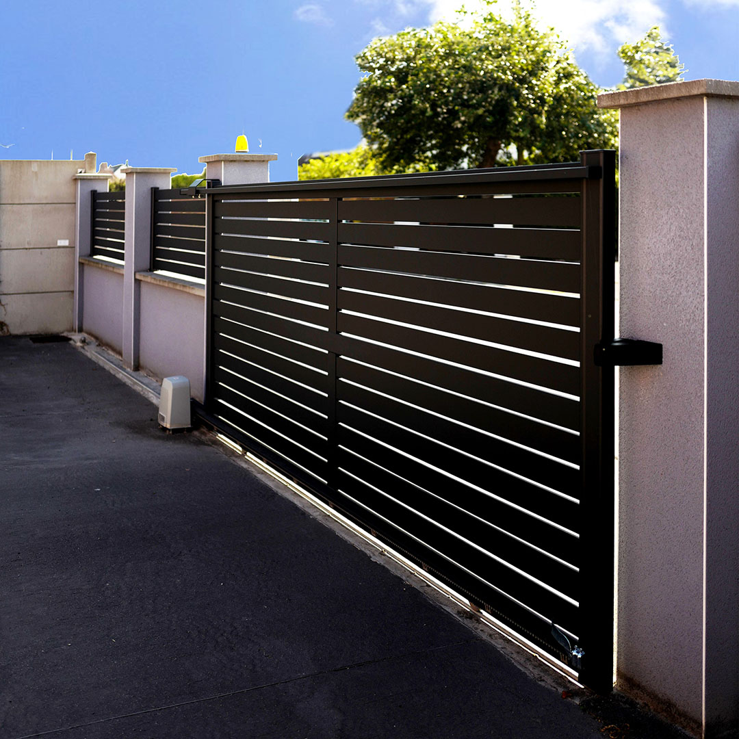 Portail coulissant motorisé ajouré en aluminium TREZ – RAL 7016