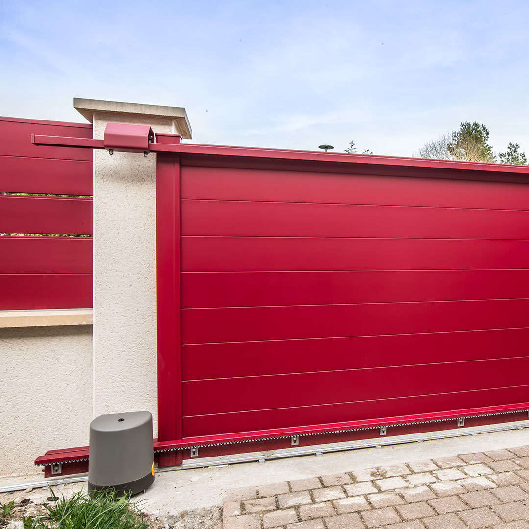 Portail coulissant plein en aluminium LAO – Moteur Somfy – Rouge (RAL3004)