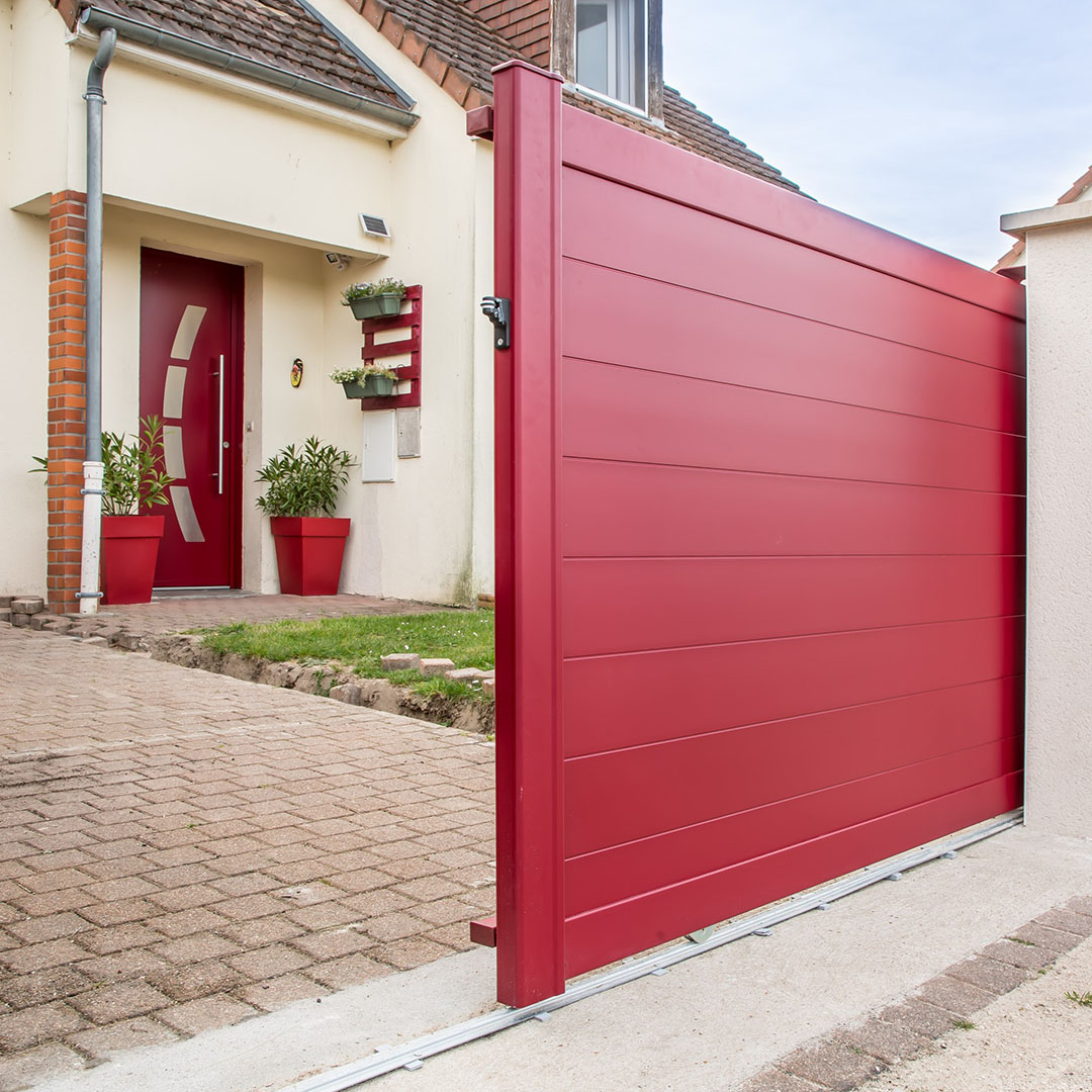 Portail plein coulissant motorisé en aluminium LAO – Rouge RAL3004T
