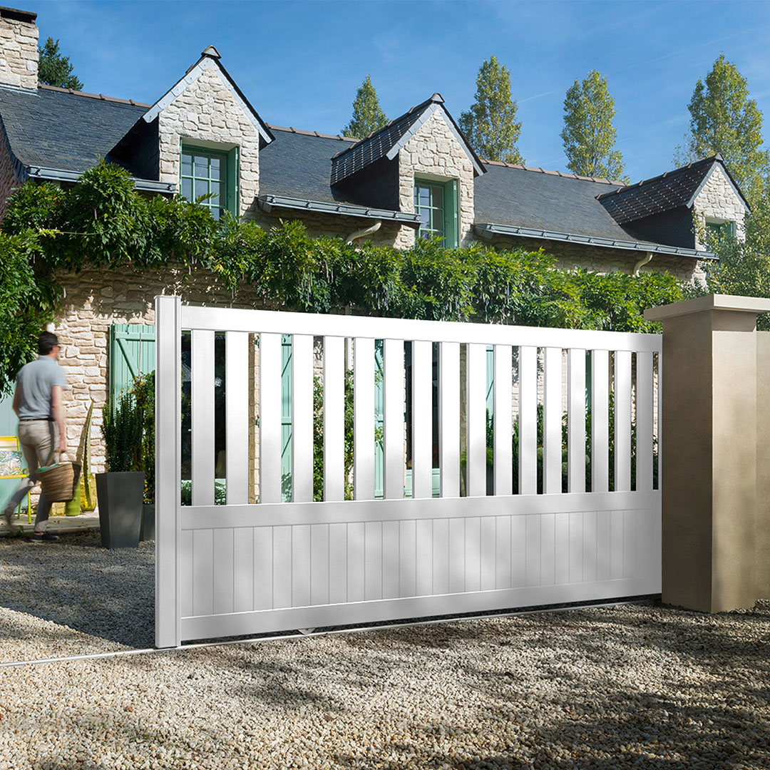 Portail Coulissant semi-plein en aluminium PENMARCH – Blanc (RAL 9016)