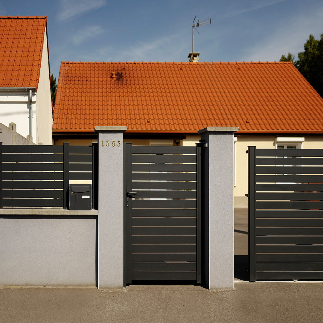 Portail et portillon en aluminium ajouré BONO en aluminium – RAL 7016