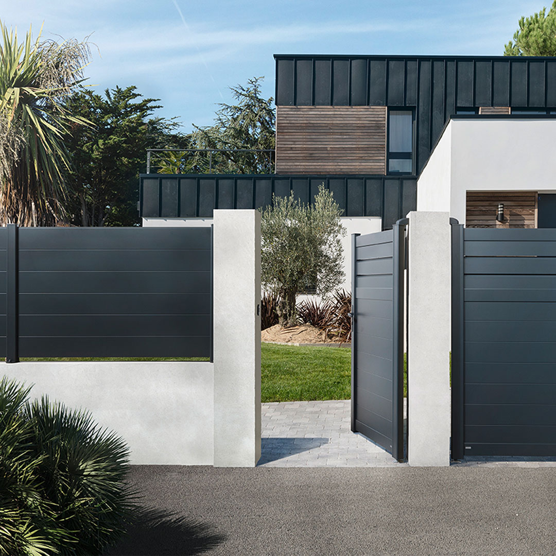 Portillon en aluminium CARO, mixe plein et persienné - poussant droit - RAL7016